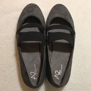 < NWT Aerosole’s A2 Cushioned Gray With 2 Black Strap Flat Shoes…8.5